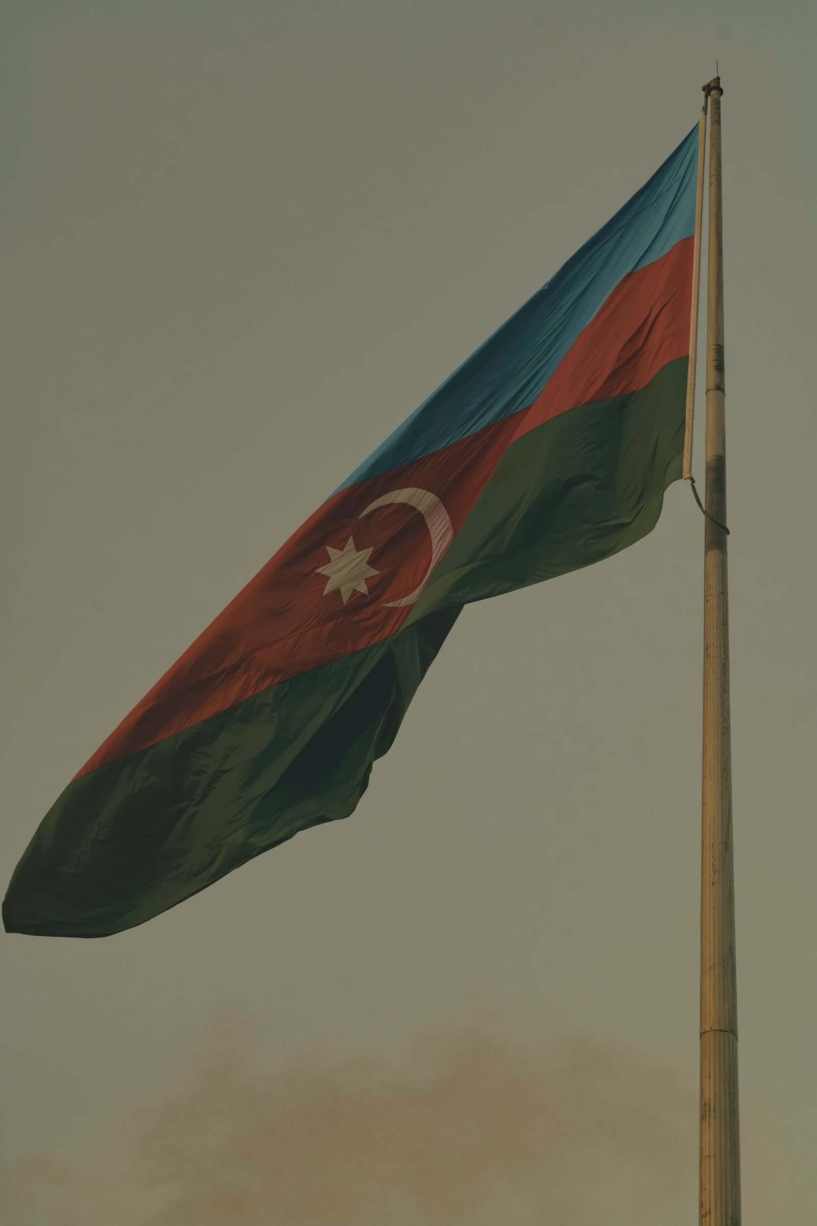 Ázerbájdžánská vlajka vlající za soumraku
